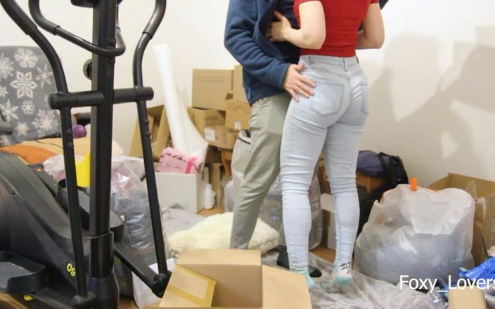 Foxy_Lovers: Een blondine zonder geld moet rekeningen betalen voor een verhuizing...