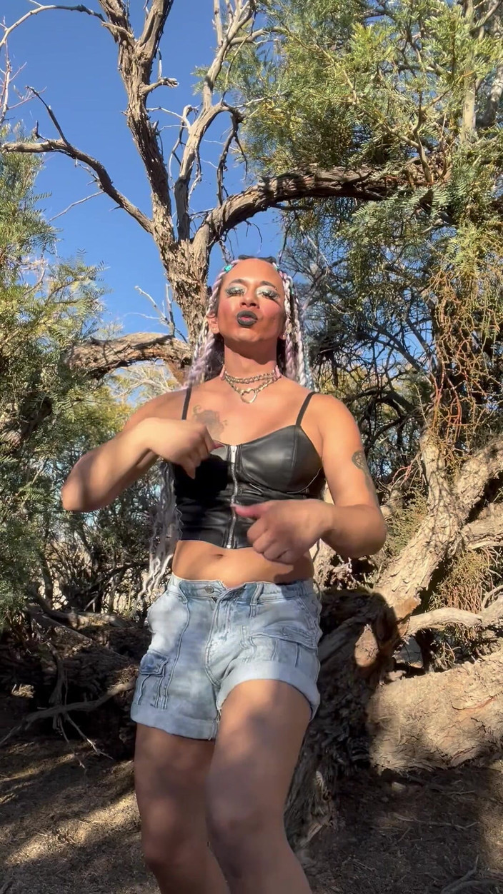 TSJade95: Pour that sugar on me strip teaser di luar ruangan