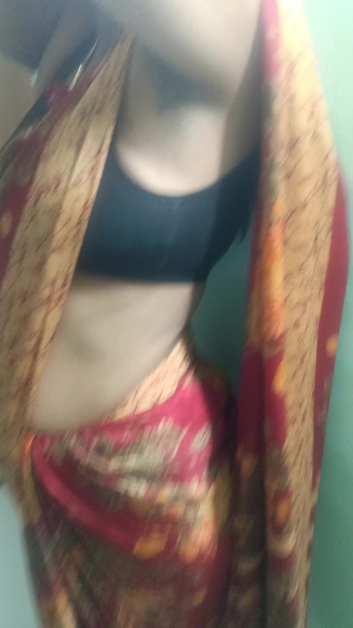 Inba: Nauczycielka Chennai College Saree Sanding Romance w Pensjonacie