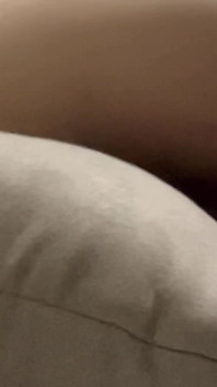 Colegiala de 18 años se desnuda en cámara y se masturba su coño mojado obteniendo un orgasmo