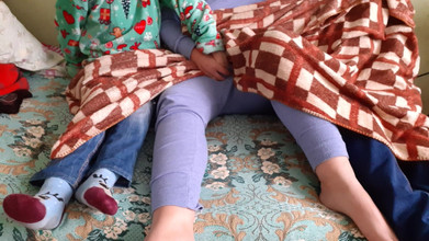 Lesbian-illusion: Adik tiri pacarku ngocok kontolku waktu kami bertiga lagi nonton...