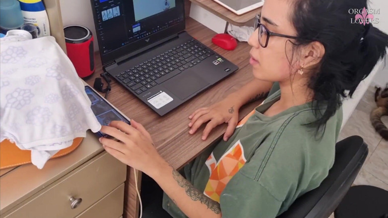 Carahoney: Deve finire il suo lavoro, ma io la interrompo a...