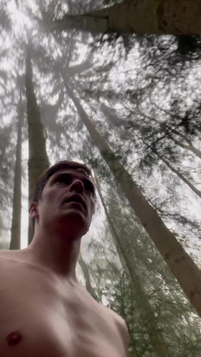 Yoogoo82: 在树林里奔跑，完全脱光衣服