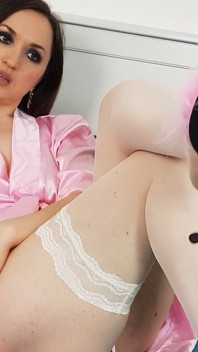 POV nylon voetenbeurt in witte netkousen en klaarkomen op voeten - Dame Olga 1080p (076b)