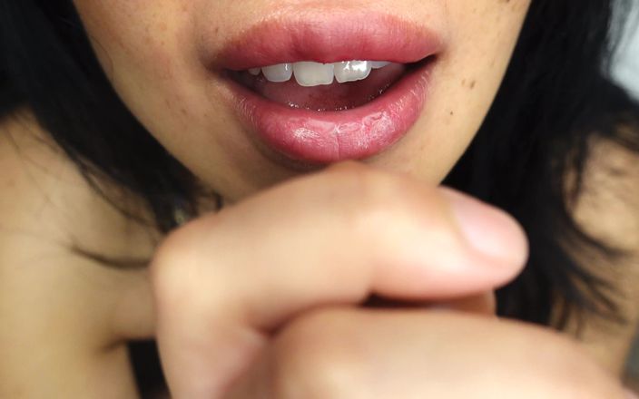 Asmr_mouth: Het is mijn eerste keer dat ik een pik zuig...