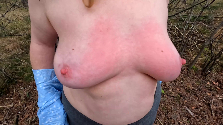 Bouncy Tits Action: Bicie piersi na zewnątrz