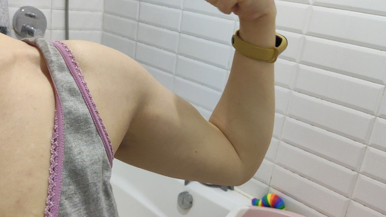 Risky Hairy Couple: Große muskeln der frau beugen sich