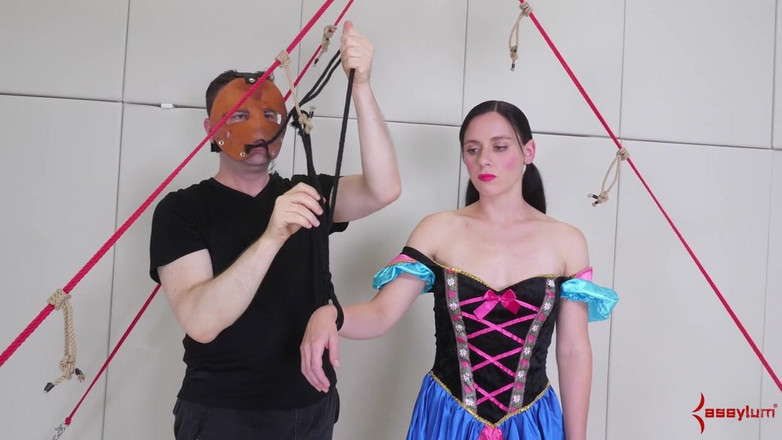 Assylum & Slavemouth: पुरुष डोम लेस्बियन की गांड चोदता है और उसके बचाए गए वीर्य के महीनों को खिलाता है
