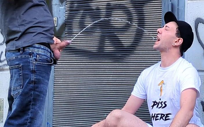 Gay Kink Couple: आउटडोर पेशाब शॉवर भित्तिचित्र दीवार
