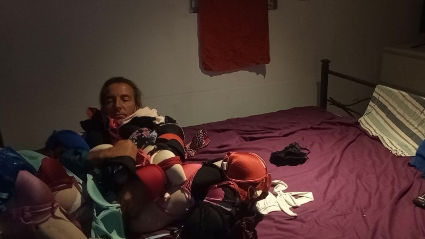 Leatransteen Covered and Wrapped in 50bras (Leatransteen) Leatransteen Covered and Wrapped in 50bras (Leatransteen)