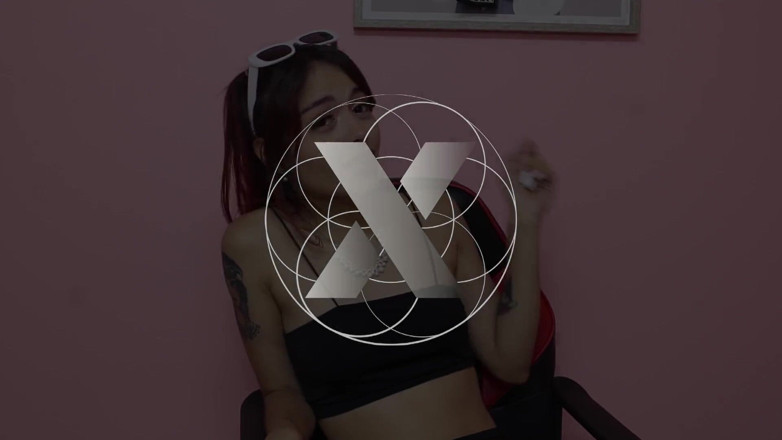 Latin bitch: मजबूत कूल्हे की पकड़ के साथ पिल्ला