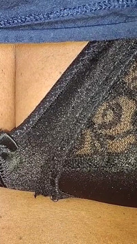 アジア系MILFが誰かをバイラル動画で探すのに抵抗できない
