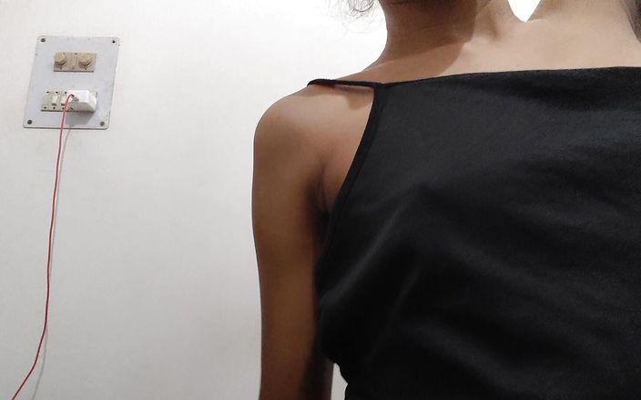 desigirl93: Calda ragazza carina Squittire e giocare con la figa