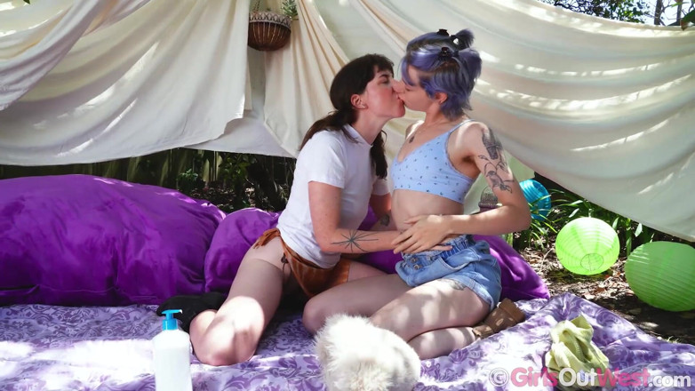 Girls Out West: Tre amiche australiane fanno sesso lesbico con un sacco di...