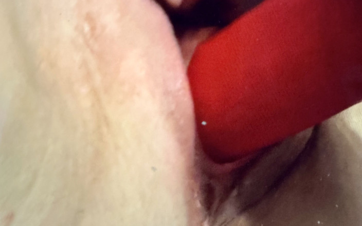 collicolleteexklusiv: Hospodyňka je opravdu nadržená s robertkem a vibračním vejcem