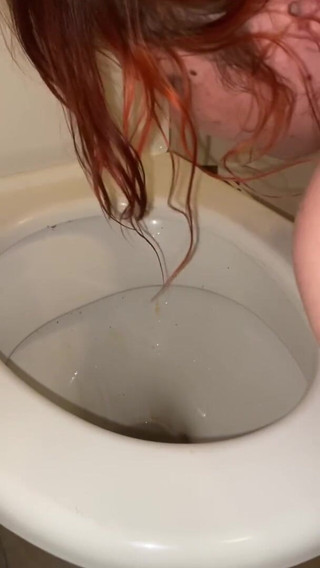 Elena917: Pisse et nettoyage des toilettes avec ma langue