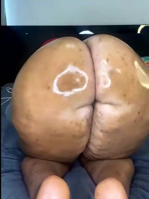 Big black clapping booties: Дрочить до надзвичайно великого, епізод 1039