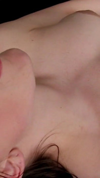 Sedutora morena milf se dedando ao êxtase