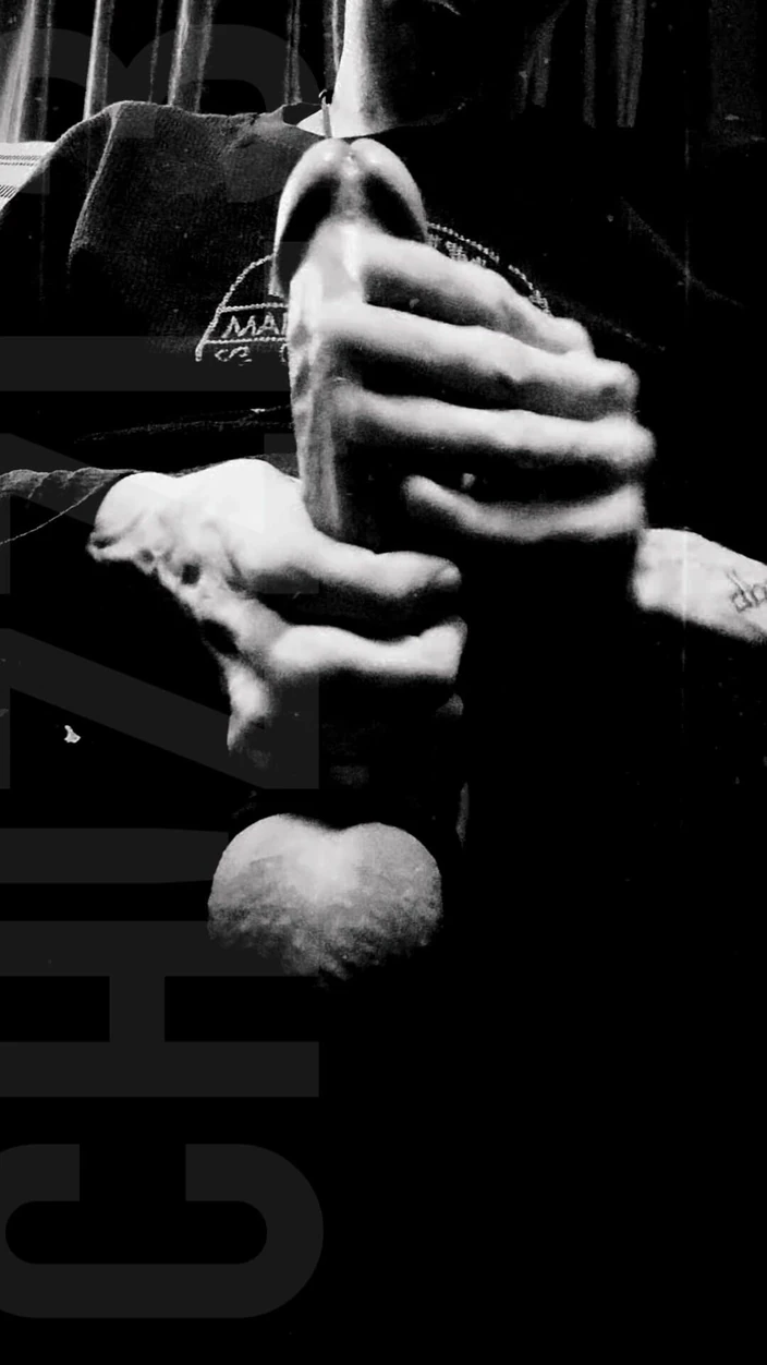 Chizzle: B &amp;w pikspel met / cumshot