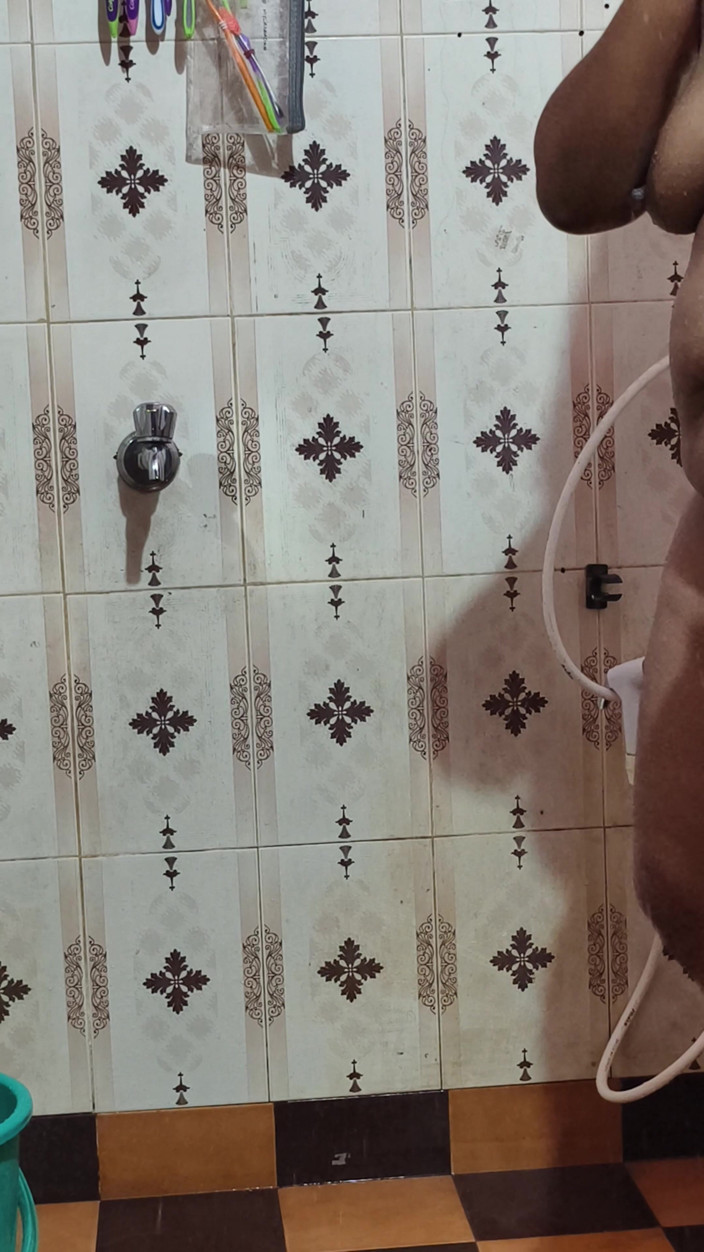Realmallucouplevlog: Fată indiană Mallu făcând baie și are nevoie de mai mult...