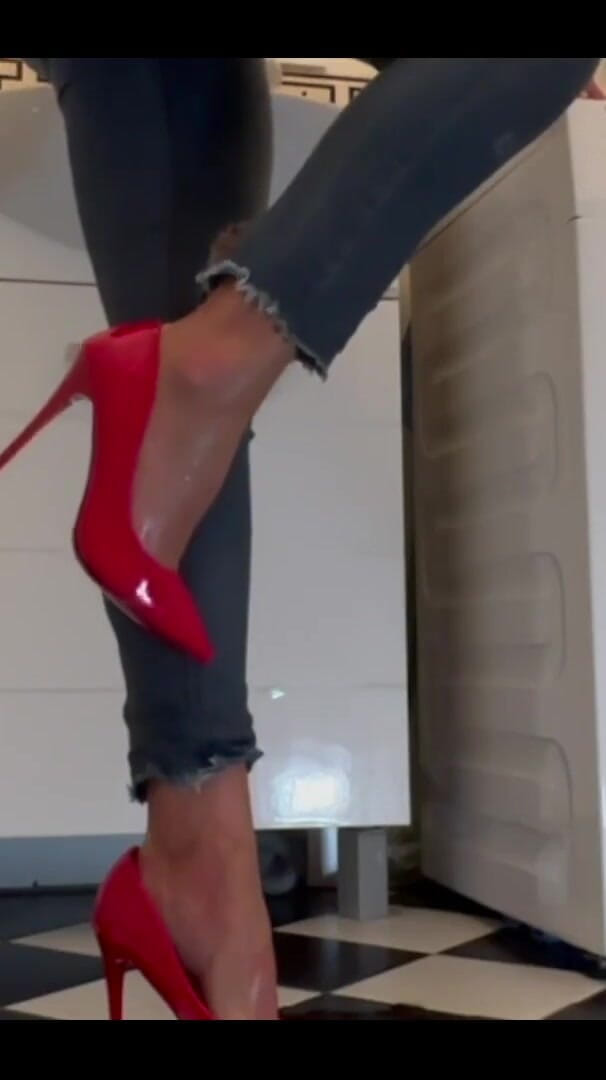 High Heels and Play with Pee (CyntiaCymes) High Heels and Play with Pee (CyntiaCymes)