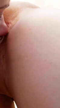 生姜の十代は彼女のGFの猫を食べています