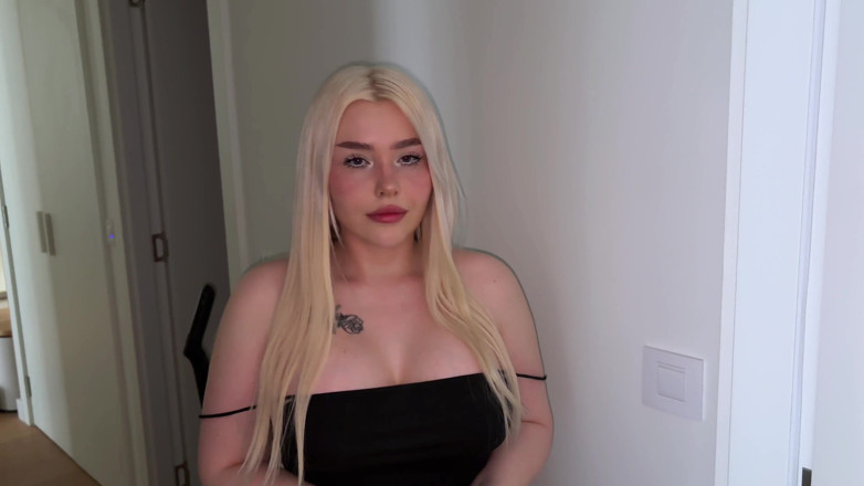 Blondessa: Adik tiriku pulang ke rumah setelah pesta seks.