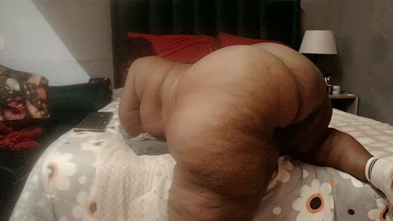Betibig: Monstrueux, un cul africain au cul énorme joue avec son cul...