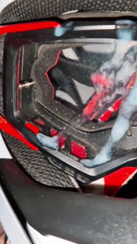 Обнаженный байкер дрочит его Mxhelmet