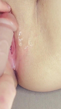 Memek perawan muda yang indah masturbasi, disetubuhi, dan diberi blowjob