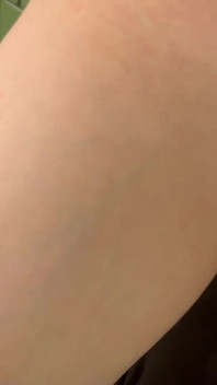Mestra mija na boca do escravo através de um funil