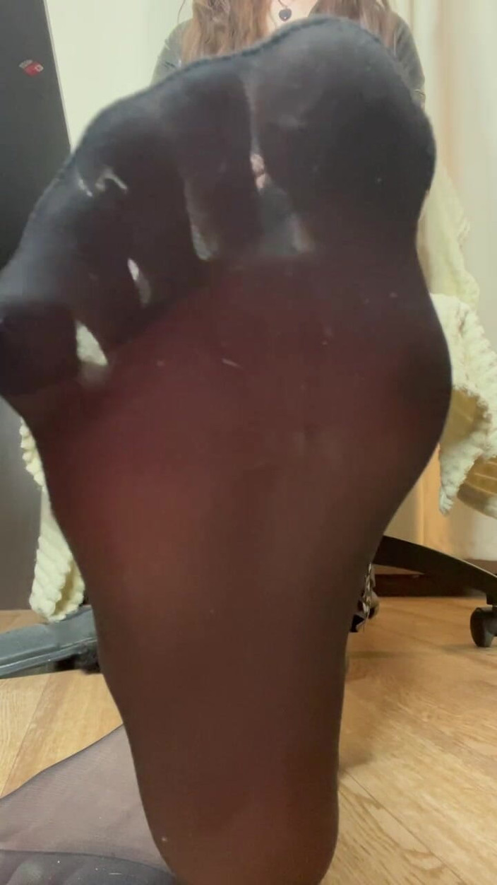 Skinny_lady69: Pulisci le mie suole di nylon