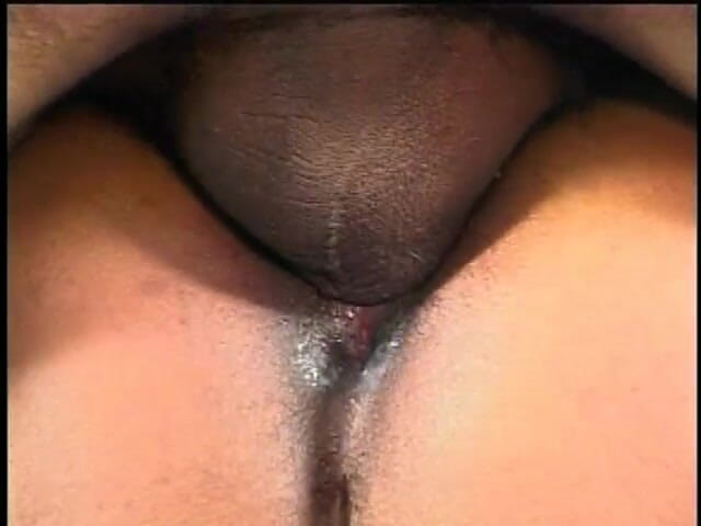 Anal seduction: Sexy ebenová děvka má venku ošukaný zadek