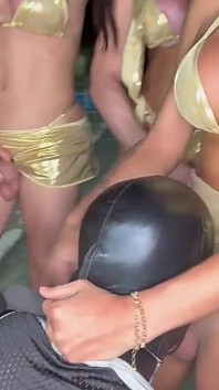 Gang bang epic de Anul Nou: 9 Sexy TS mă mănâncă cu DP și fac baie cu orgasm!