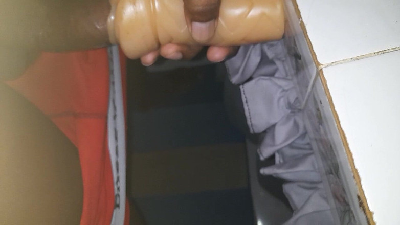 Black guy: Masturbándose s7 e3