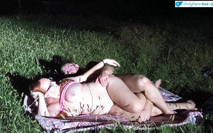 Red Queen: Venkovní sex na otevřeném poli v noci s zrzkou s...