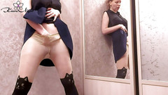 Kiara Night: Sexy studentka v punčochách si prstí před zrcadlem