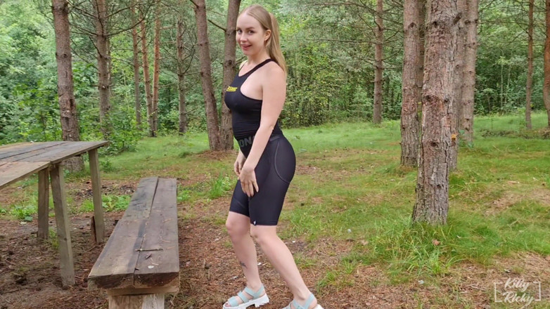 Kelsi69: Buitenshuis pissen en keelneuken