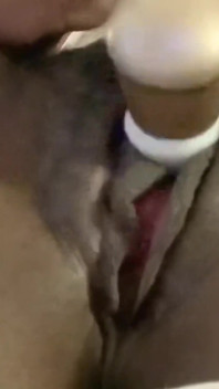 Stimolante il mio grosso clitoride con il vibratore incredibili orgasmi gemendo ed intensi