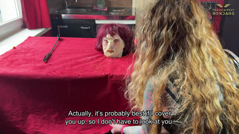 Dominatrix Frida: Ponižování bezmocného otroka u jídelního stolu (223)