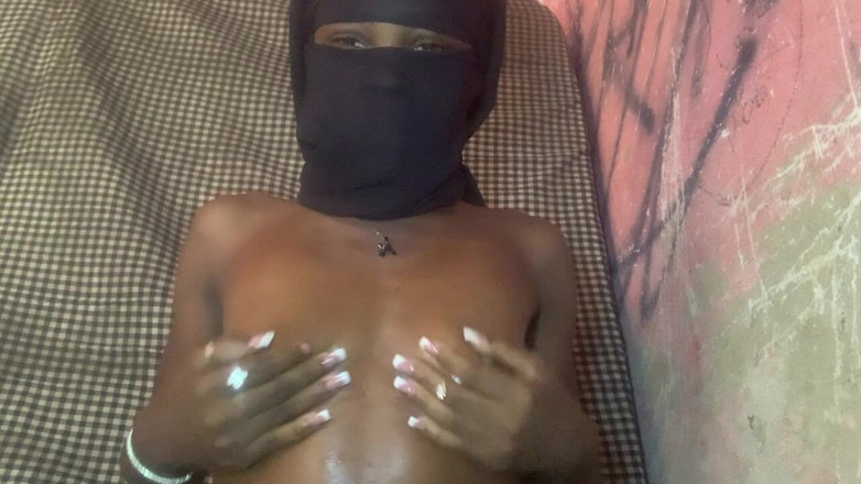 Browngurl234: Awek eboni kecil molek panas menikmati detik solo membelai buah...