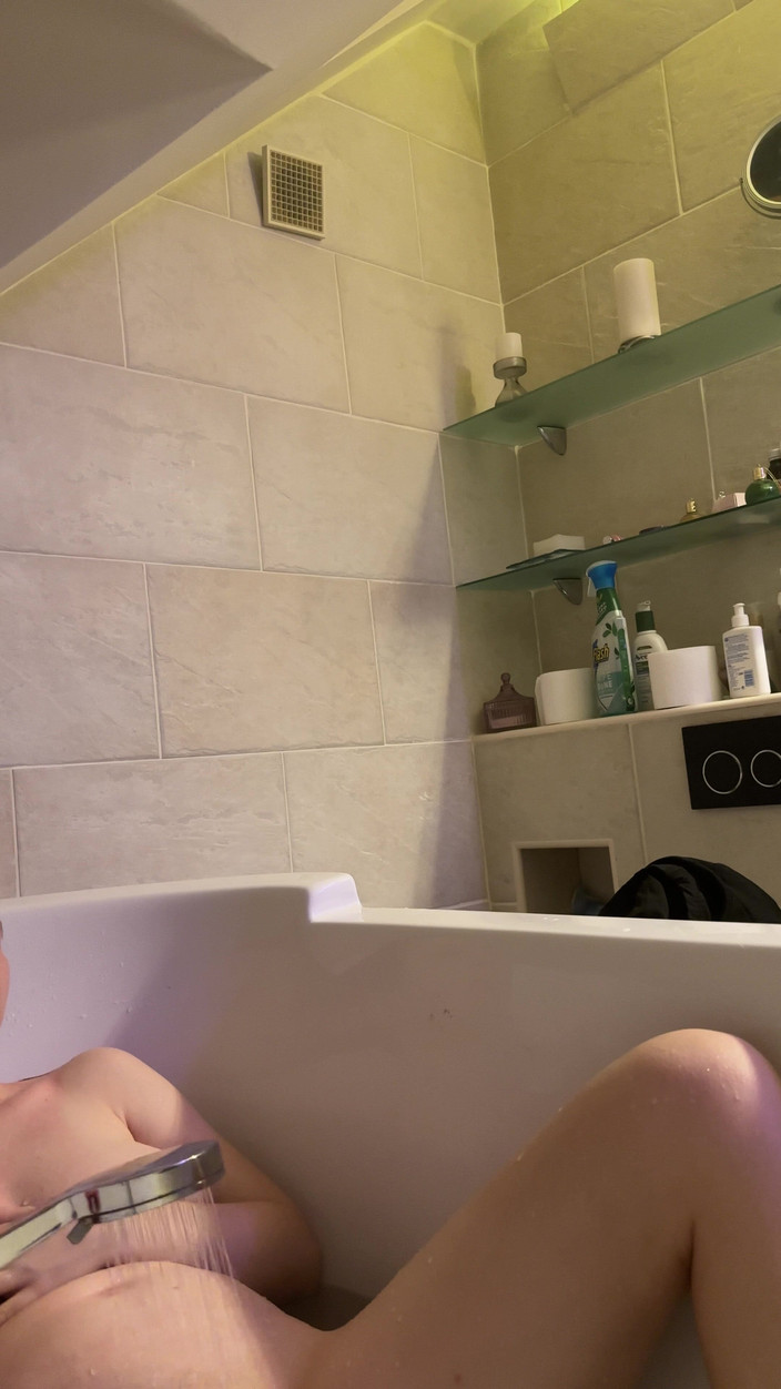 SweetLucy96: L'acqua calda mi duri i capezzoli