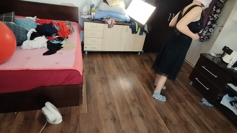 Mirsur: Женщина Развлекается Примеряя Одежду И Разрезая Ее В Любительском Видео.