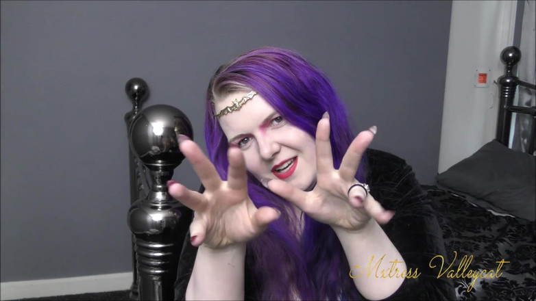 Mxtress Valleycat: Taunting you with my demonic nails