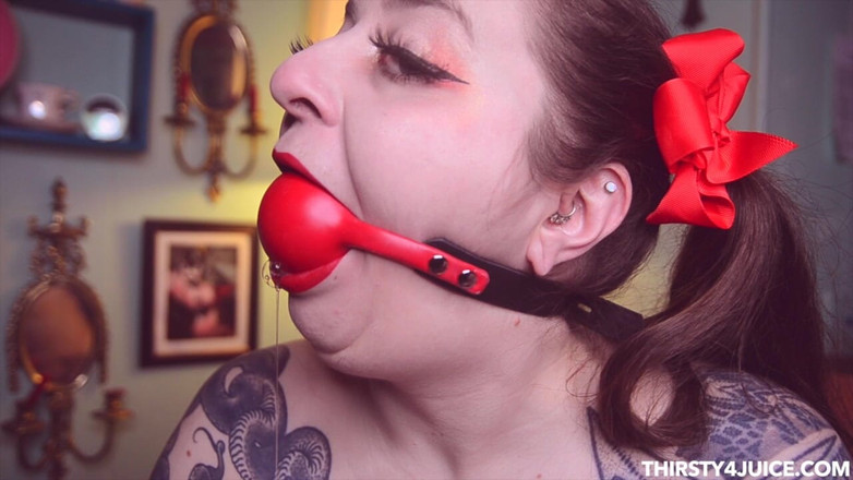 Freshie juice: Czerwone pończochy złośliwiec i tape gag talk