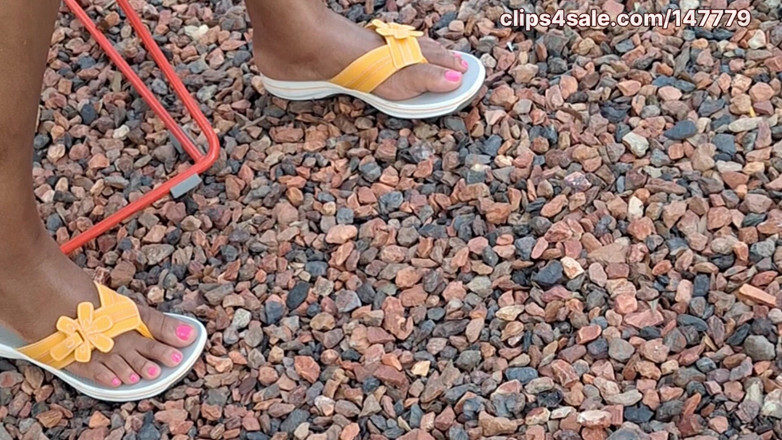 Foot Patrol: Ebony MILF Shiney Thighs Legs N Pretty Pink Toes