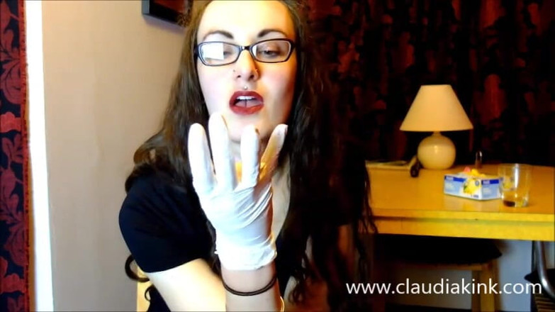 Claudia Kink: Burlas con mis manos con guantes suaves