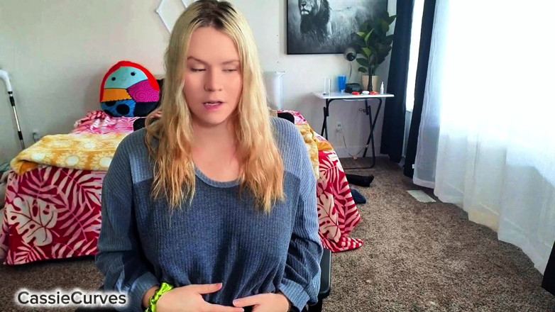 Cassie Curves: Fette geile tussi-pille teil 1