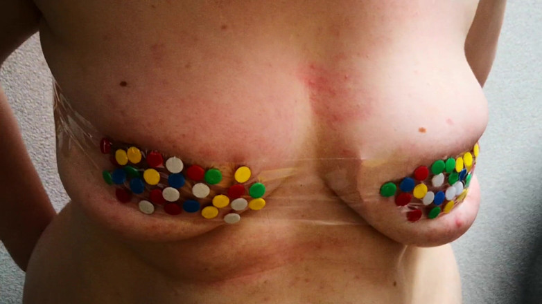 Bouncy Tits Action: Titten und daumenfick