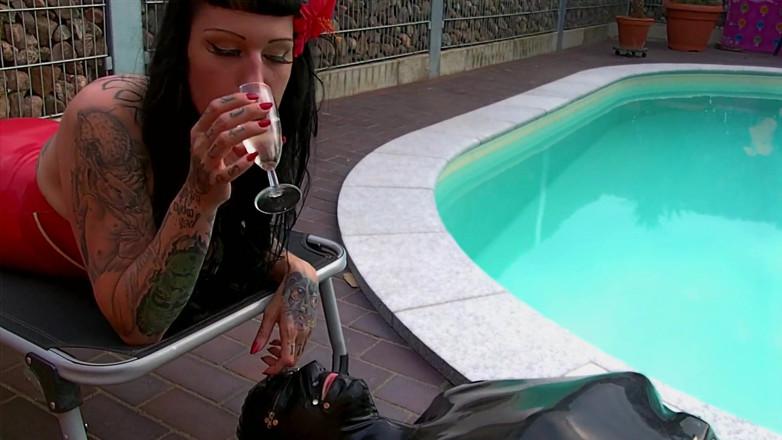 Domina Lady Vampira - SM Studio Femdom Empire: 唾液飞溅 - 湿透的，红色的，热辣的针脚